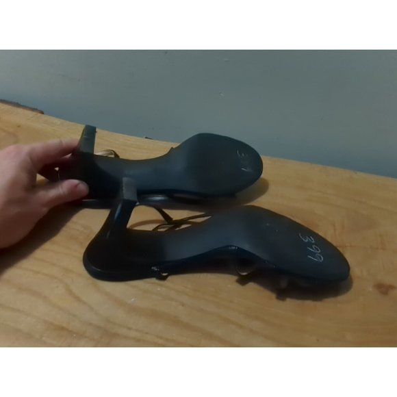 Badgley Mischka Size 8.5 Strappy Black Criss-Cross Heels Peep Toe - Picture 5 of 6